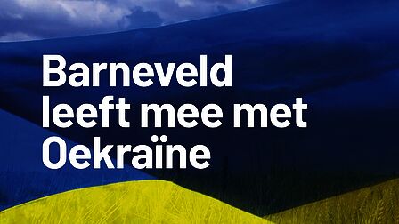 Vlag Oekraïne in geel met blauw met vermelding: Barneveld leeft mee met Oekraïne.