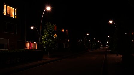 Lobeliastraat in Barneveld; licht gelijkmatig over de weg verdeeld zodat er geen zwarte vlekken zijn