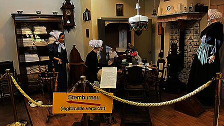 Tafereel van huiskamer van vroegere tijden in het Pluimveemuseum.