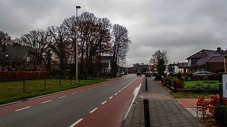 Wesselseweg in Kootwijkerbroek, doorgaande weg waar over verkeersveiligheid wordt gesproken