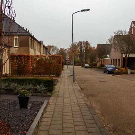 Een voetpad direct langs de weg