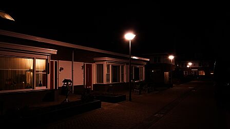 Ploeg in Voorthuizen; woning waar het licht in de woning schijnt; onnodige lichthinder