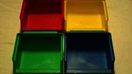 Bakjes van verschillende kleuren die verlicht worden met wit licht, alle kleuren zijn zichtbaar