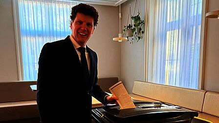 burgemeester Jacco van der Tak brengt zijn stem uit in het oude raadhuis. 