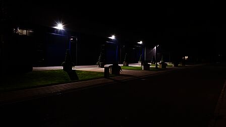 De Bonkelaar in Kootwijkerbroek, licht van het pand schijnt op de weg waardoor de weg donker lijkt