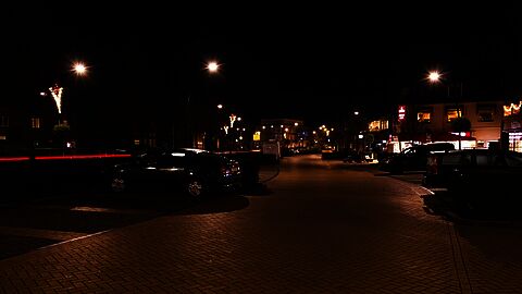 Centrum met verlicht parkeerterrein 