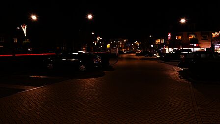 Hoofdstraat in Voorthuizen, parkeerterrein dat veel gebruikt wordt. Hier dimmen we al