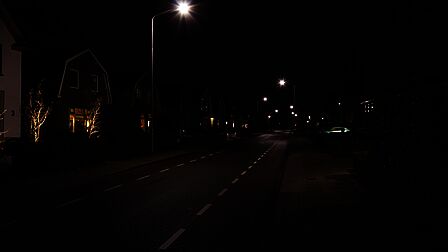 Kallenbroekerweg in Barneveld. Doorgaande weg waar het licht gelijkmatig over de weg is verdeeld zodat er geen zwarte vlekken zijn