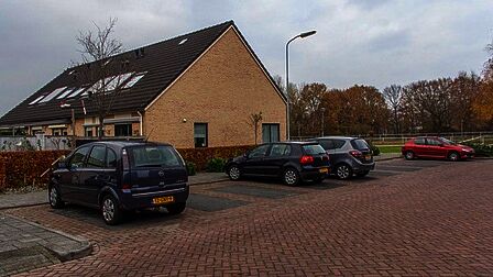 Ericaweg in Stroe, parkeerterrein in woonwijk