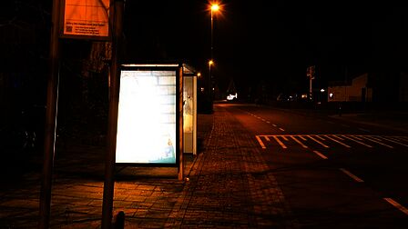 Wesselseweg in Kootwijkerbroek, het felle licht maakt de abri niet meer leesbaar