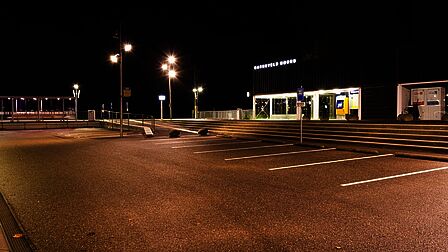 Stationsgebied in Barneveld Noord, parkeerterrein in de late avond en nacht. Het is helemaal leeg maar staat wel volop in het licht