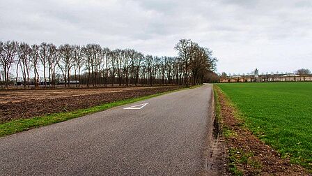 Harskamperweg in Kootwijkerbroek, niet verlicht want er is geen sprake van een verkeersonveilige situatie. Het is een rechte weg en er is geen maatregel nodig