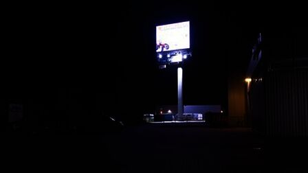 Ledscherm op de Anthony Fokkerstraat langs de A1 in Barneveld, waar veel reacties over komen