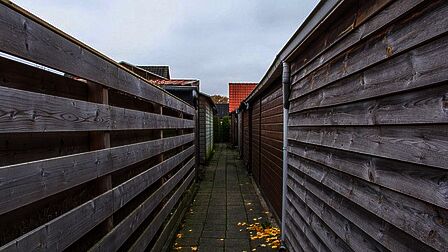 Achterpad in de Doctor H.C. Bosstraat in Garderen, onverlicht.