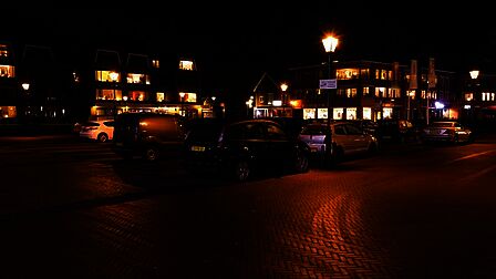 Parkeerterrein in centrum Barneveld wat overdag en begin van de avond veel gebruikt wordt, in de late avond en ‘s nachts minder