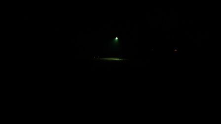 Klettersteeg in Achterveld. Ons oog trekt naar het licht toe en we zien niet goed hoe de situatie voor de lantaarnpaal en na de lantaarnpaal is