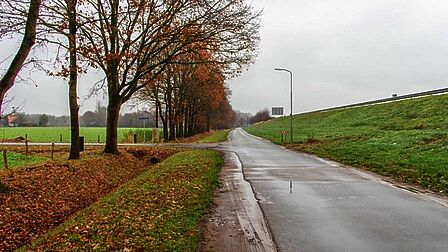 Heideweg in het buitengebied van Stroe. Er is niemand die je kan helpen of zien. De verlichting geeft slechts schijnveiligheid