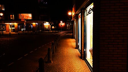 Schoutenstraat in Barneveld, verlichte etalage waardoor de openbare verlichting wegvalt en het donker op straat lijkt