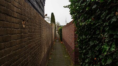 Dominee J.R. Sybrandistraat in Zwartebroek, achterpad van de gemeente dat niet verlicht wordt. Het pad wordt gebruikt om de aangrenzende tuinen te bereiken