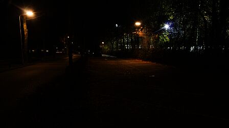 Parkeerplaats bij Barnseweg in Barneveld. Verlichting op parkeerplaats ook als er niemand meer sport. Door het felle licht van het veld lijkt het erg donker op de straat