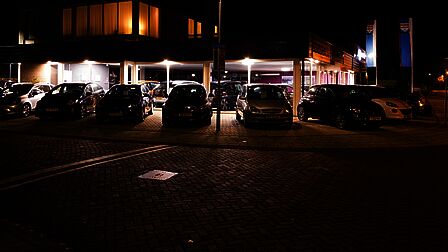 Licht uit een showroom straalt uit op straat waardoor het daar donker lijkt. Een goede afstemming kan dit voorkomen